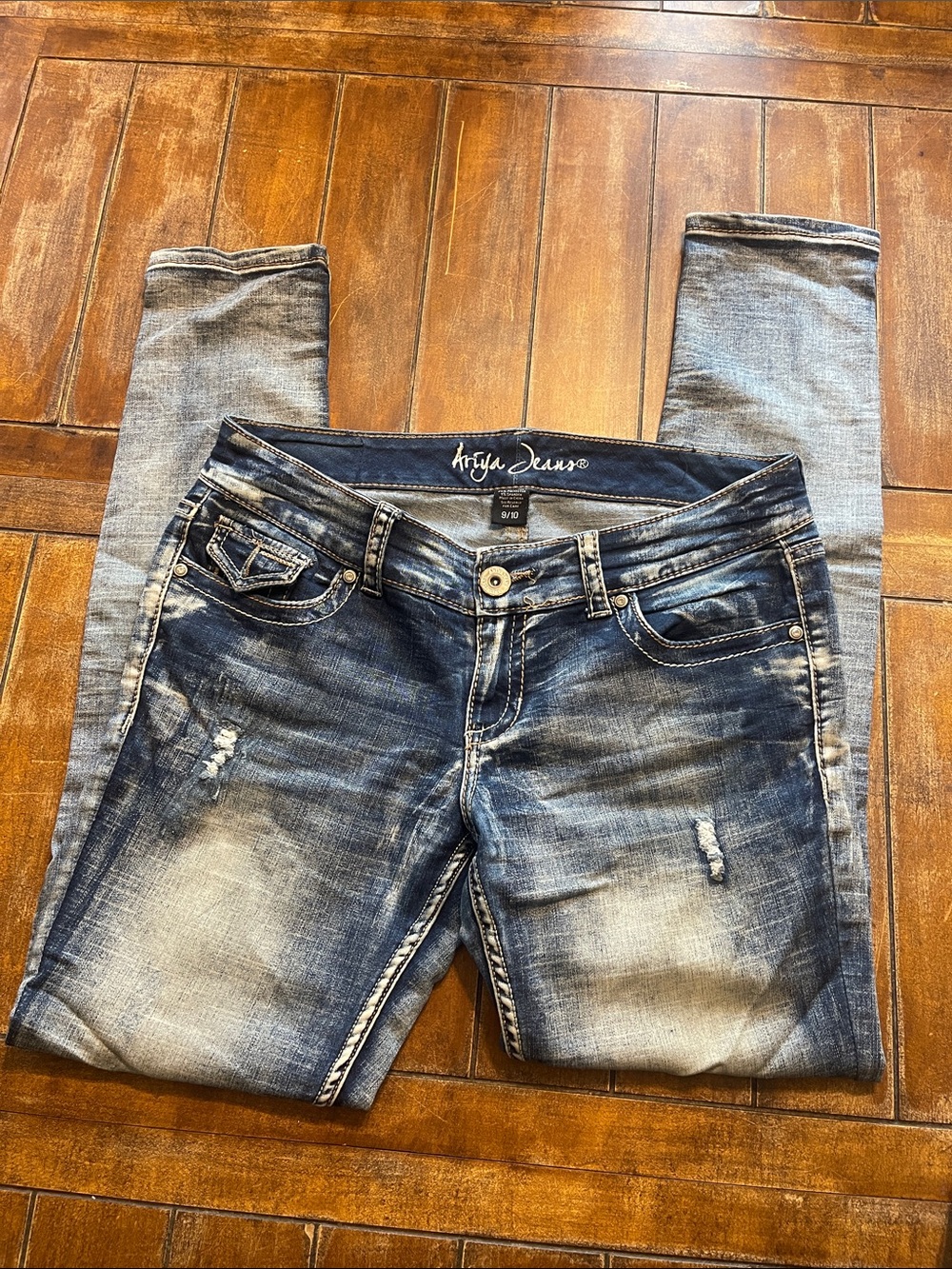 Women's Distressed Blue Wash Skinny Jeans